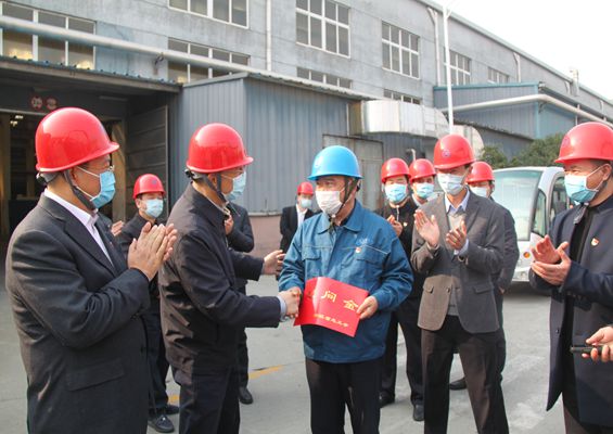 省人大常委会副主任、省总工会主席史济锡莅临公司开展“三服务”活动