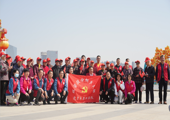 花开时节，和济组织老人凤凰湖踏春